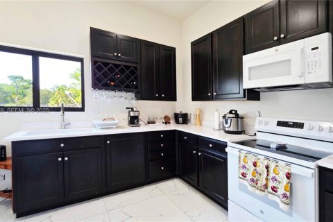 House in LaBelle, Florida 3 bedrooms, 173.91 sq.m. № 2076764 - photo 15