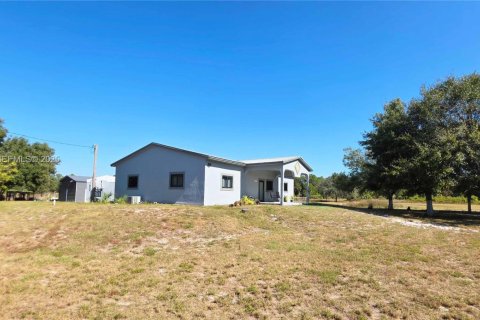 House in LaBelle, Florida 3 bedrooms, 173.91 sq.m. № 2076764 - photo 26