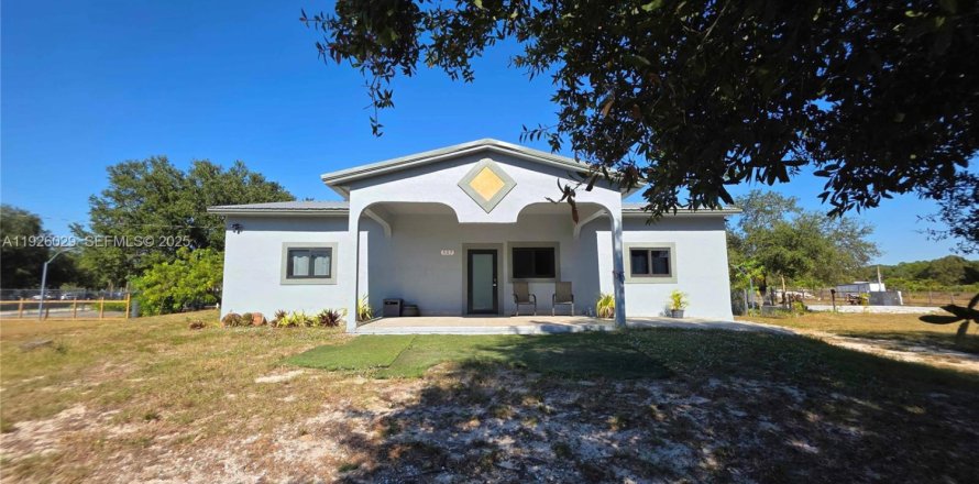 House in LaBelle, Florida 3 bedrooms, 173.91 sq.m. № 2076764