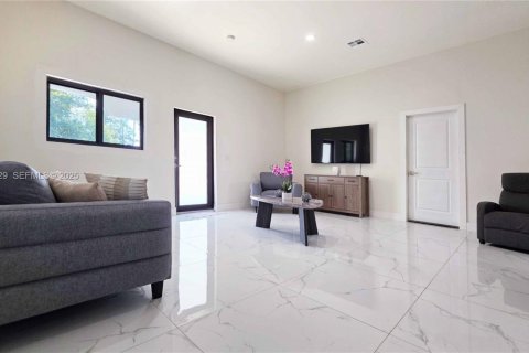 House in LaBelle, Florida 3 bedrooms, 173.91 sq.m. № 2076764 - photo 11