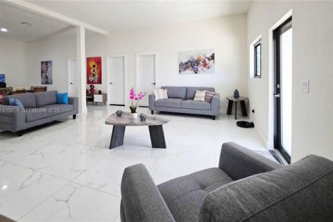 House in LaBelle, Florida 3 bedrooms, 173.91 sq.m. № 2076764 - photo 8