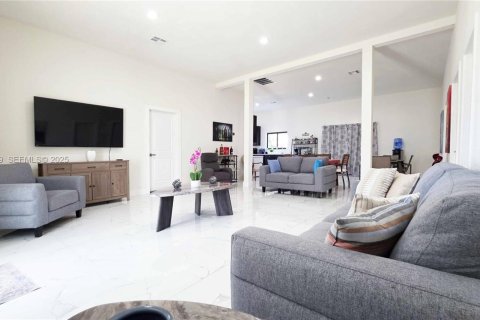 House in LaBelle, Florida 3 bedrooms, 173.91 sq.m. № 2076764 - photo 5