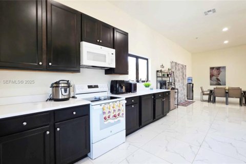House in LaBelle, Florida 3 bedrooms, 173.91 sq.m. № 2076764 - photo 14