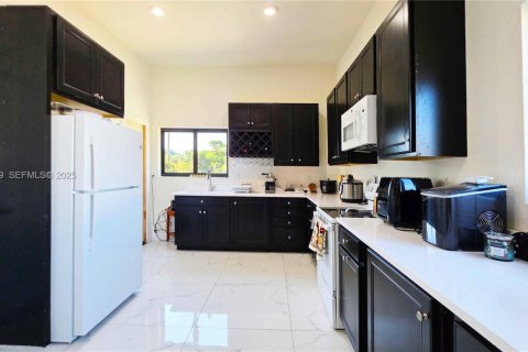 House in LaBelle, Florida 3 bedrooms, 173.91 sq.m. № 2076764 - photo 16