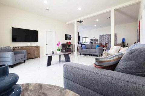 House in LaBelle, Florida 3 bedrooms, 173.91 sq.m. № 2076764 - photo 6