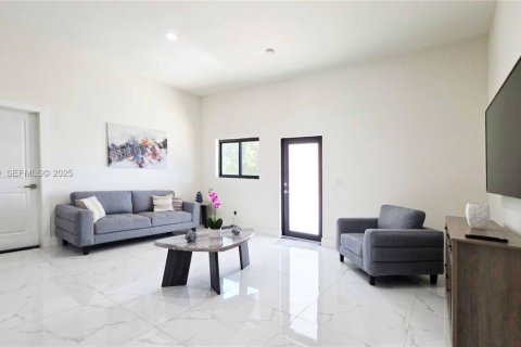 House in LaBelle, Florida 3 bedrooms, 173.91 sq.m. № 2076764 - photo 9