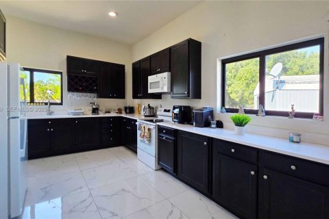 House in LaBelle, Florida 3 bedrooms, 173.91 sq.m. № 2076764 - photo 12