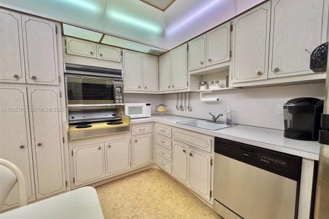 Copropriété à louer à Hallandale Beach, Floride: 1 chambre, 80.82 m2 № 1993283 - photo 14