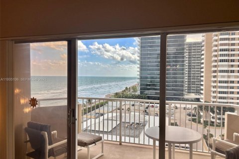 Copropriété à louer à Hallandale Beach, Floride: 1 chambre, 80.82 m2 № 1993283 - photo 5