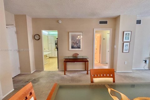 Copropriété à louer à Hallandale Beach, Floride: 1 chambre, 80.82 m2 № 1993283 - photo 12