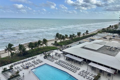 Copropriété à louer à Hallandale Beach, Floride: 1 chambre, 80.82 m2 № 1993283 - photo 1