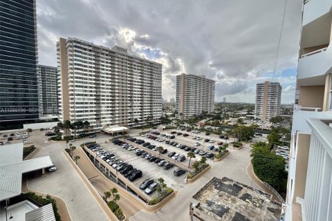 Copropriété à louer à Hallandale Beach, Floride: 1 chambre, 80.82 m2 № 1993283 - photo 4