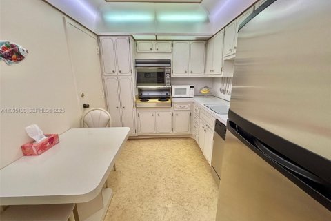 Copropriété à louer à Hallandale Beach, Floride: 1 chambre, 80.82 m2 № 1993283 - photo 13