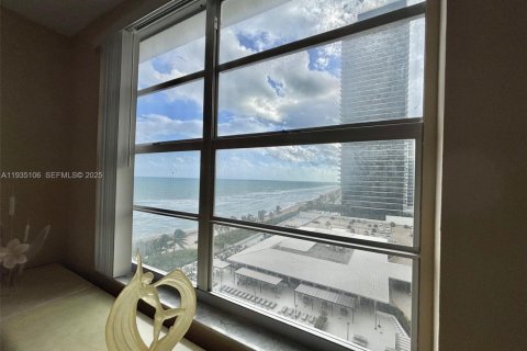 Copropriété à louer à Hallandale Beach, Floride: 1 chambre, 80.82 m2 № 1993283 - photo 19