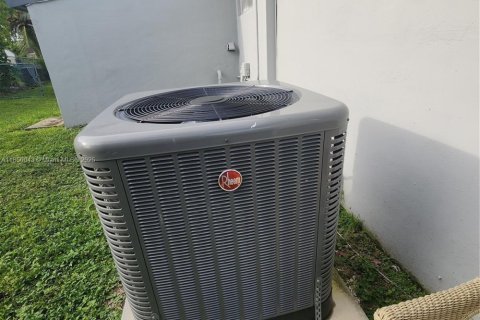 Casa en venta en Miami, Florida, 3 dormitorios, 105.91 m2 № 1881541 - foto 20