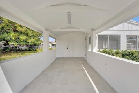 Купить виллу или дом в Окленд-Парк, Флорида 2 спальни, 81.94м2, № 2040965 - фото 2