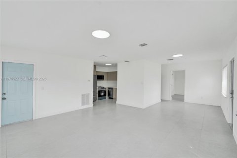 Купить виллу или дом в Окленд-Парк, Флорида 2 спальни, 81.94м2, № 2040965 - фото 12