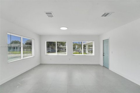 Купить виллу или дом в Окленд-Парк, Флорида 2 спальни, 81.94м2, № 2040965 - фото 13