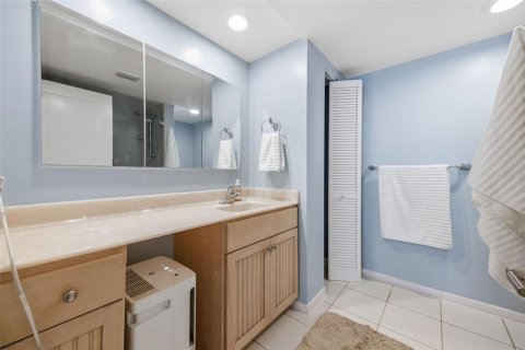 Condo in Clearwater, Florida, 2 bedrooms  № 2214750 - photo 25