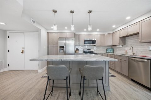 Condo in Clearwater, Florida, 2 bedrooms  № 2214750 - photo 8