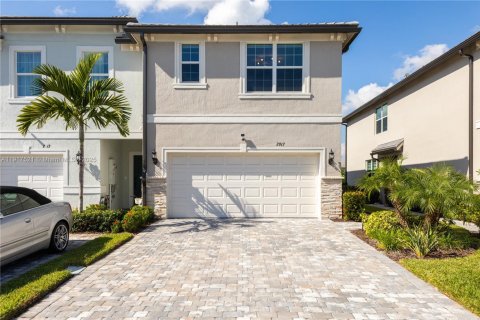 Townhouse in Lauderdale Lakes, Florida 3 bedrooms, 143.72 sq.m. № 1974355