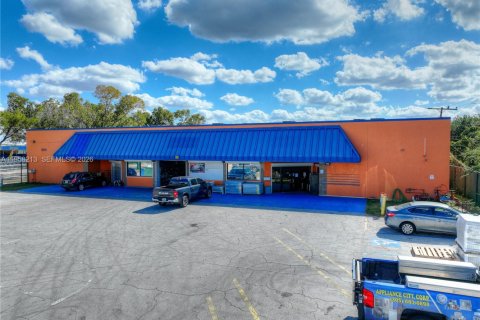 Commercial property in Fort Myers, Florida № 2020686 - photo 3