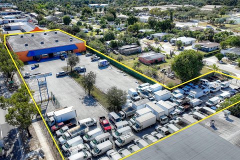 Commercial property in Fort Myers, Florida № 2020686