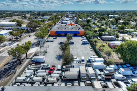 Commercial property in Fort Myers, Florida № 2020686 - photo 2