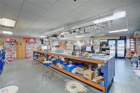 Commercial property in Fort Myers, Florida № 2020686 - photo 5