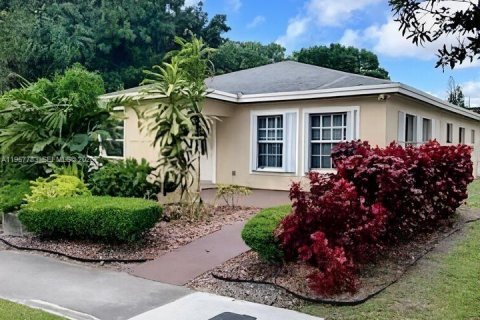 Casa en Fort Lauderdale, Florida 7 dormitorios, 268.67 m2 № 2011561