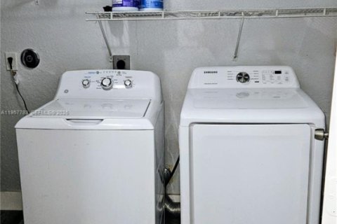 Casa en alquiler en Fort Lauderdale, Florida, 7 dormitorios, 268.67 m2 № 2011561 - foto 13