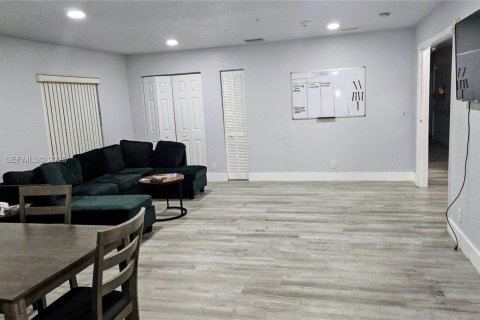 Casa en alquiler en Fort Lauderdale, Florida, 7 dormitorios, 268.67 m2 № 2011561 - foto 9