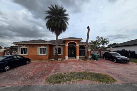 House in Miami, Florida 4 bedrooms, 213.58 sq.m. № 1965599 - photo 2