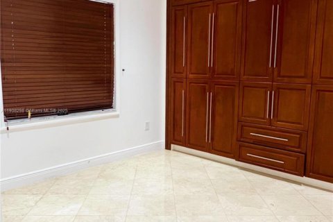 House in Miami, Florida 4 bedrooms, 213.58 sq.m. № 1965599 - photo 17