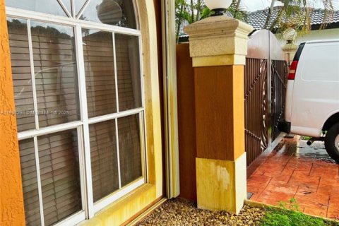 House in Miami, Florida 4 bedrooms, 213.58 sq.m. № 1965599 - photo 8