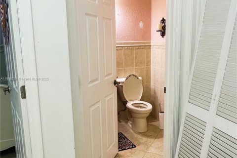 House in Miami, Florida 4 bedrooms, 213.58 sq.m. № 1965599 - photo 14