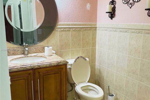 House in Miami, Florida 4 bedrooms, 213.58 sq.m. № 1965599 - photo 15