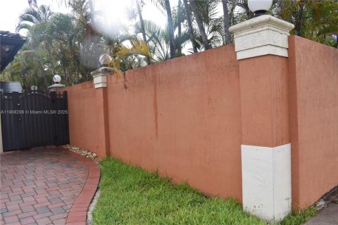 House in Miami, Florida 4 bedrooms, 213.58 sq.m. № 1965599 - photo 7