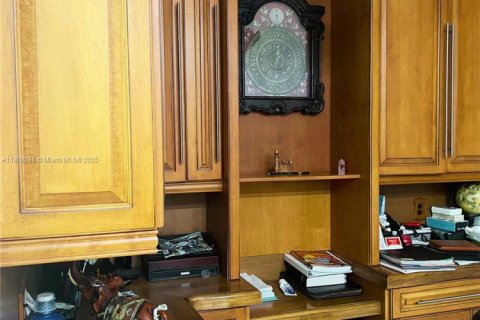 House in Miami, Florida 4 bedrooms, 213.58 sq.m. № 1965599 - photo 30