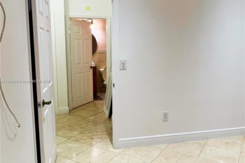 House in Miami, Florida 4 bedrooms, 213.58 sq.m. № 1965599 - photo 19