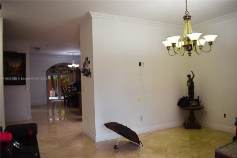 House in Miami, Florida 4 bedrooms, 213.58 sq.m. № 1965599 - photo 10
