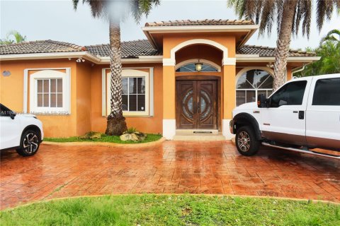House in Miami, Florida 4 bedrooms, 213.58 sq.m. № 1965599 - photo 1