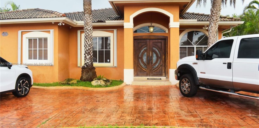 House in Miami, Florida 4 bedrooms, 213.58 sq.m. № 1965599