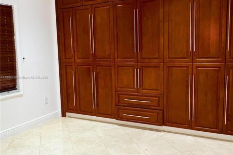 House in Miami, Florida 4 bedrooms, 213.58 sq.m. № 1965599 - photo 16