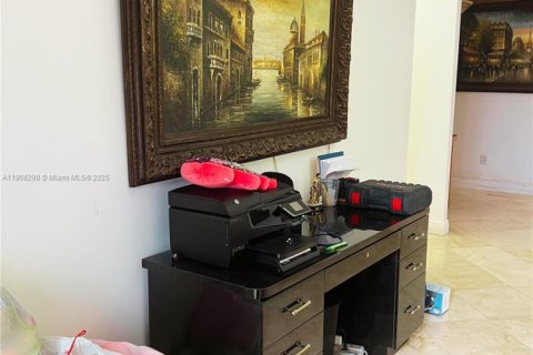 House in Miami, Florida 4 bedrooms, 213.58 sq.m. № 1965599 - photo 11