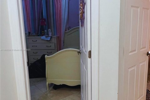 House in Miami, Florida 4 bedrooms, 213.58 sq.m. № 1965599 - photo 20