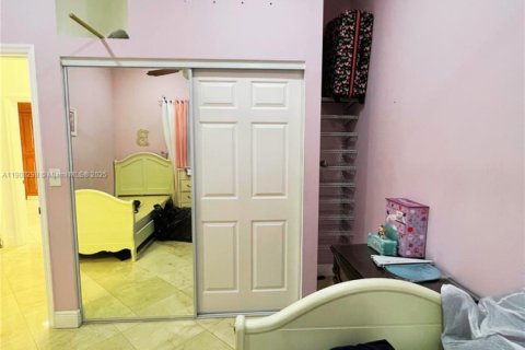 House in Miami, Florida 4 bedrooms, 213.58 sq.m. № 1965599 - photo 25