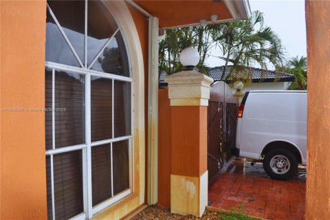 House in Miami, Florida 4 bedrooms, 213.58 sq.m. № 1965599 - photo 9