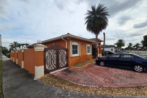 House in Miami, Florida 4 bedrooms, 213.58 sq.m. № 1965599 - photo 5