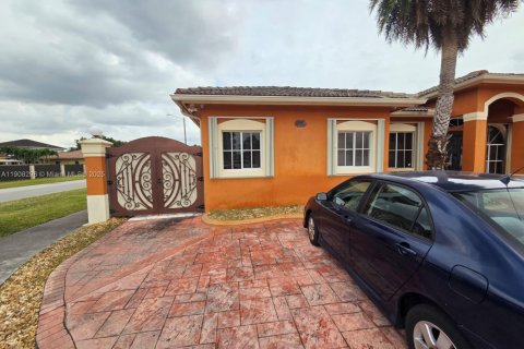 House in Miami, Florida 4 bedrooms, 213.58 sq.m. № 1965599 - photo 3